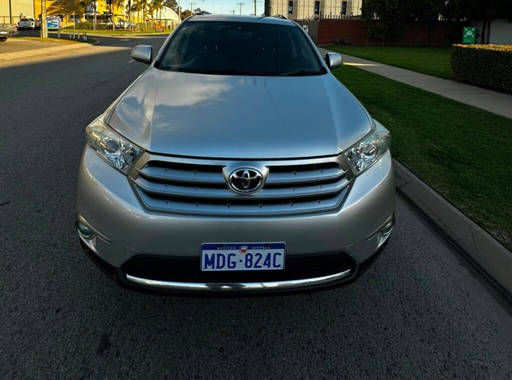 TOYOTA KLUGER 2011